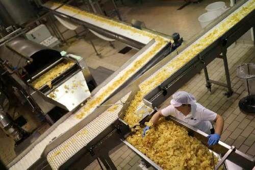 西班牙阿尔泰修,博尼拉一家拉维斯塔薯片厂这意味着正规工厂膨化食品